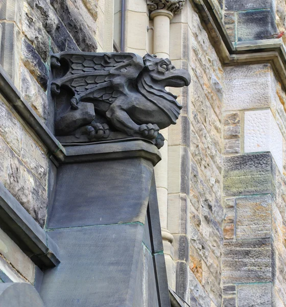 Gotická chrlič při pohledu na budovu parlamentu — Stock fotografie