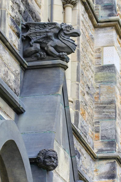 Gotická chrlič při pohledu na budovu parlamentu — Stock fotografie