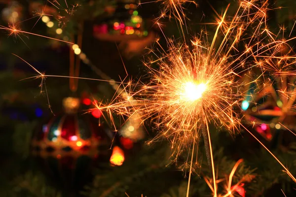 Kerstboom decoraties en branden sparkler — Stockfoto
