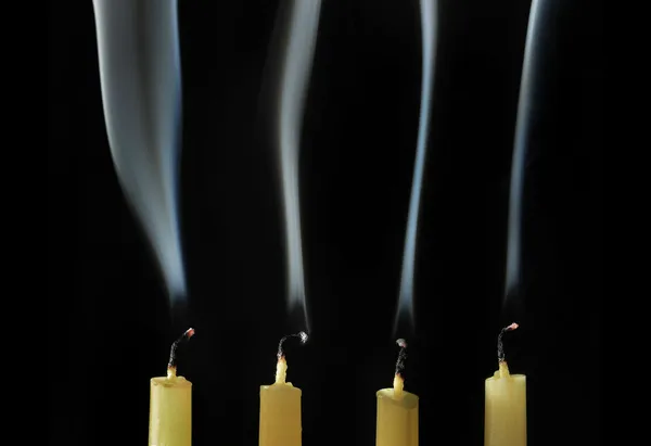 Kerzen mit Rauch auf schwarz gelöscht — Stockfoto