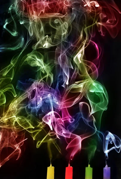Světla zhášených svíček s barevný kouř na černém pozadí — Stock fotografie