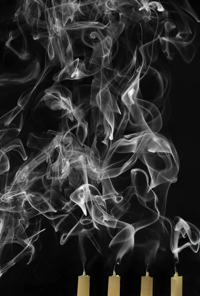 Velas apagadas com fumaça em preto — Fotografia de Stock
