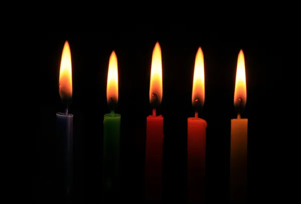 Queimar cinco velas de cores em uma fileira — Fotografia de Stock
