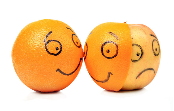 Эмоции Apple и Orange изолированы на белом

