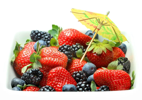 Kom verse aardbeien, bosbessen en braambessen — Stockfoto