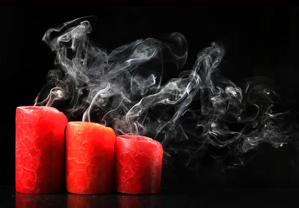 Три погасшие красные свечи — стоковое фото