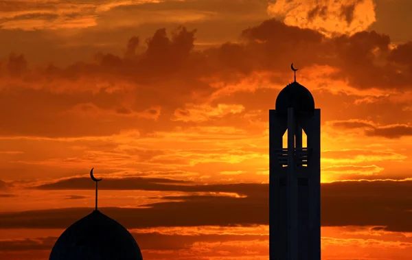 Силуэт мечети на закате — стоковое фото