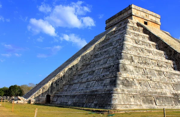 Pyramide maya sur ciel bleu au jour de l'équinoxe Chichen Itza — Photo