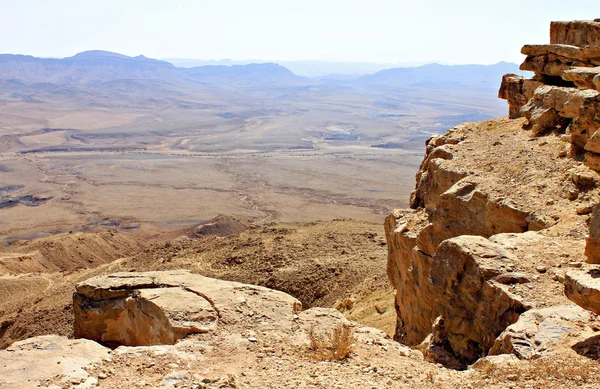 Cliff over the Ramon Crater — Stock Photo, Image