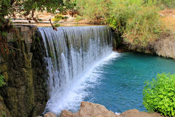 Waterfall in park Gan Hashlosha in Israel. — Stock Photo, Image