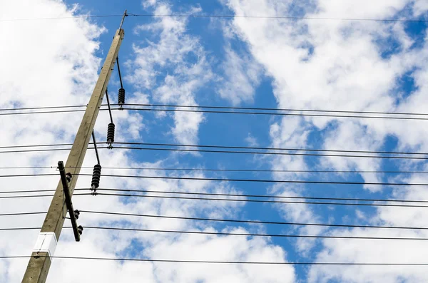 Elektriciteit post en blauwe hemel — Stockfoto