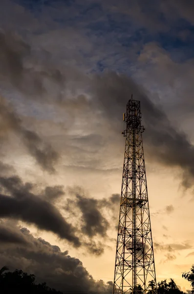 Kommunikation torn och sky — Stockfoto