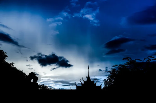 Тайский храм и небо силуэта — стоковое фото