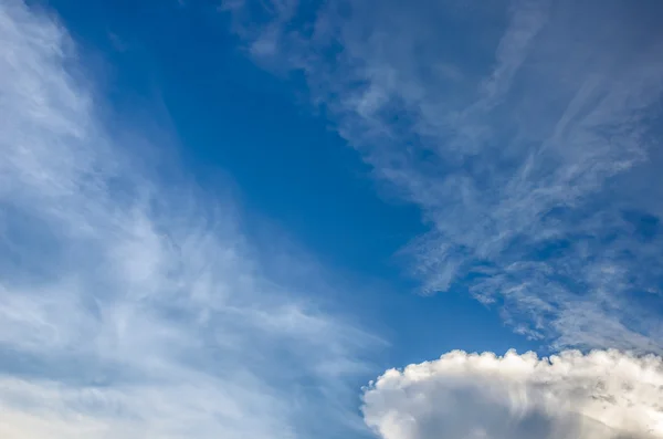 Bulutlar ve gökyüzü fırtına öncesi — Stok fotoğraf