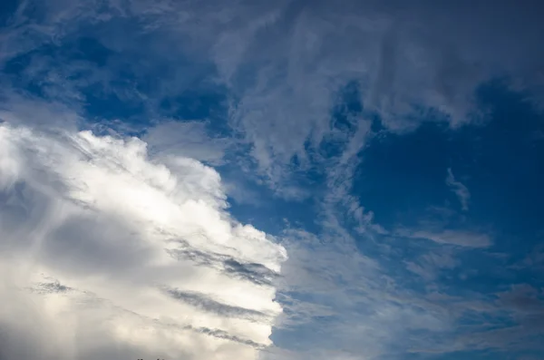Nuvole e cielo prima della tempesta — Foto Stock