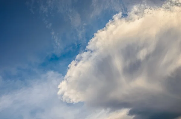 Moln och himlen innan stormen — Stockfoto