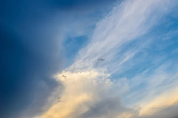 Nuvole e cielo prima della tempesta — Foto Stock
