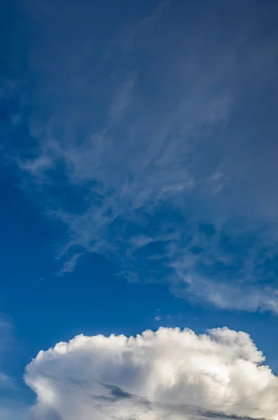 Moln och himlen innan stormen — Stockfoto
