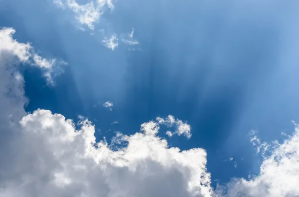 구름과 푸른 하늘에 태양 — 스톡 사진