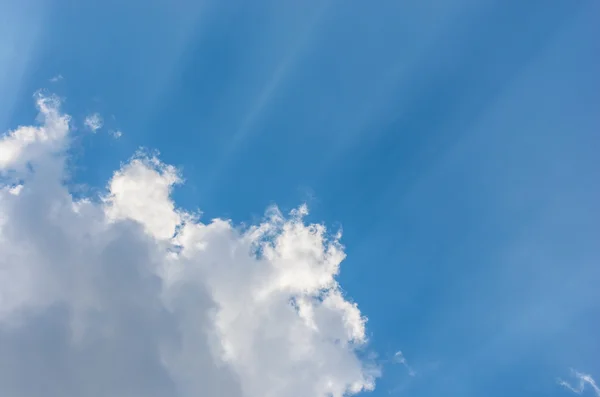 Moln och sol på blå himmel — Stockfoto