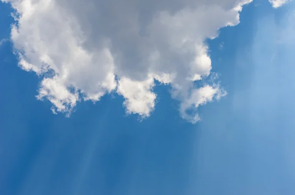 Bulutlar ve mavi gökyüzü güneş — Stok fotoğraf