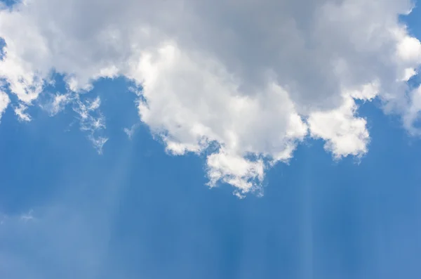 Moln och sol på blå himmel — Stockfoto
