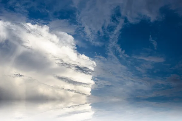 Облака и небо перед бурей — стоковое фото