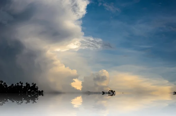 Nubes y cielo antes de la tormenta — Foto de Stock