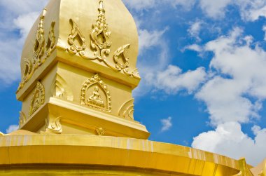 Altın tapınak wat nong pah pong ve mavi gökyüzü