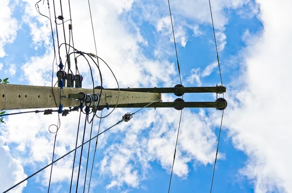 Elektriska linje och blå himmel — Stockfoto