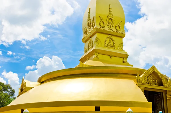 Gouden Tempel in wat nong pah pong en blauwe hemel — Stockfoto
