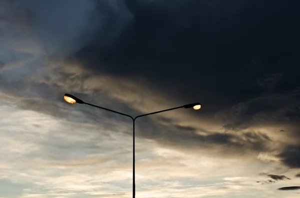 在晚上的路灯灯杆 — 图库照片