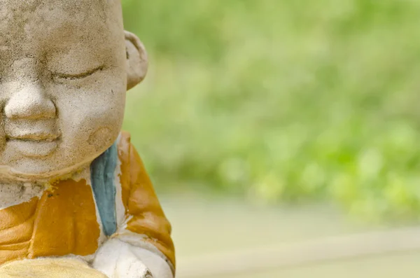 Lilla munk staty i thailand tempel — Stockfoto