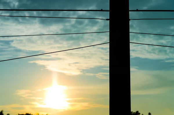 Silhouet elektriciteit post in lucht — Stockfoto