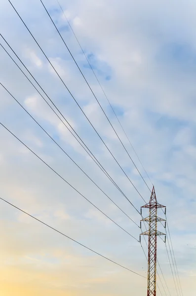 Электрический столб в голубом небе — стоковое фото