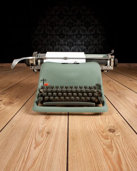 Винтажная пишущая машинка — стоковое фото