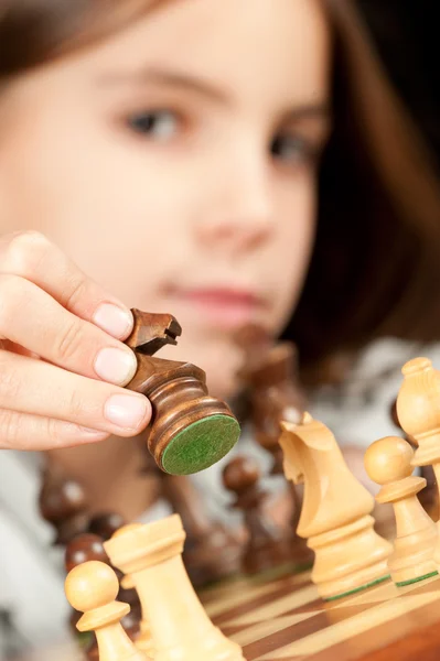 小女孩下棋 — 图库照片