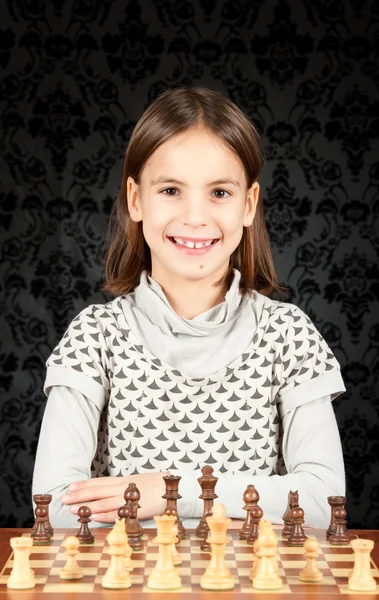Niña jugando ajedrez — Foto de Stock