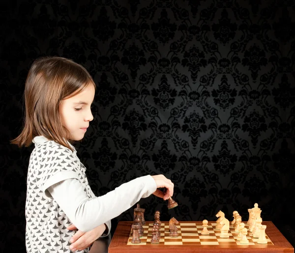 チェスをしている女の子 — ストック写真