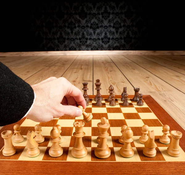 Affärsman med schackbrädet — Stockfoto
