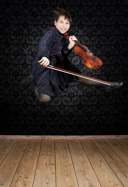 Junges Mädchen mit Geige springt — Stockfoto