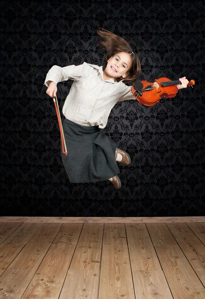 Liten flicka med violin hoppning — Stockfoto