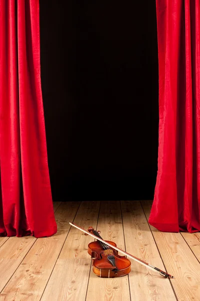 Violino sul palco teatro — Foto Stock