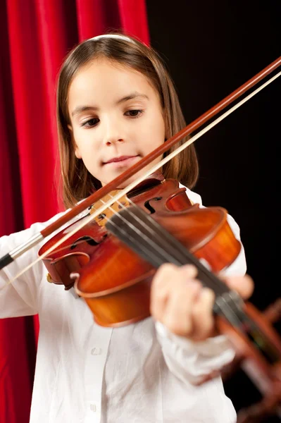 Μικρή κοπέλα παίζει βιολί — Φωτογραφία Αρχείου
