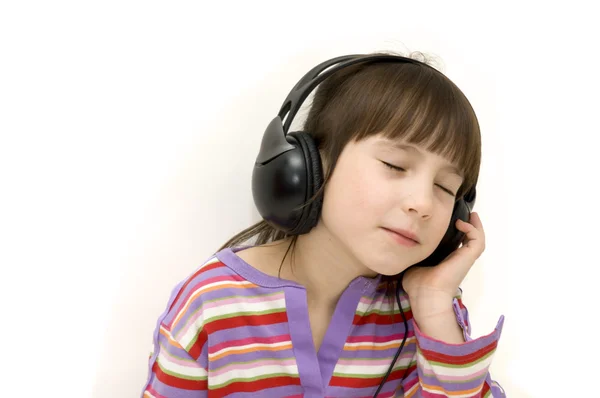 Liten flicka lyssna på musik — Stockfoto