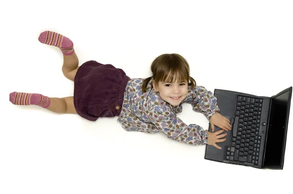 Bambina che lavora con un computer portatile — Foto Stock