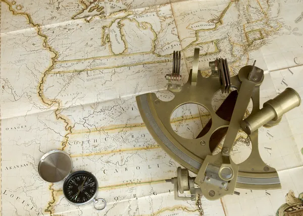 Карта, секстант и компас — стоковое фото