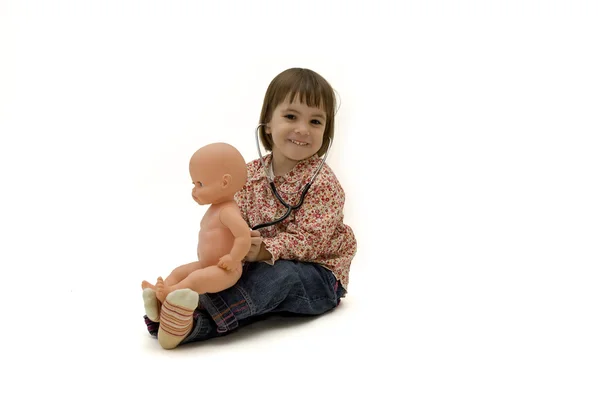 Klein meisje spelen met een stethoscoop — Stockfoto