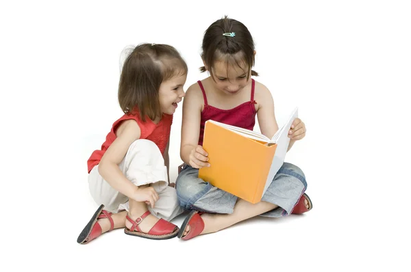 Meninas lendo um livro — Fotografia de Stock