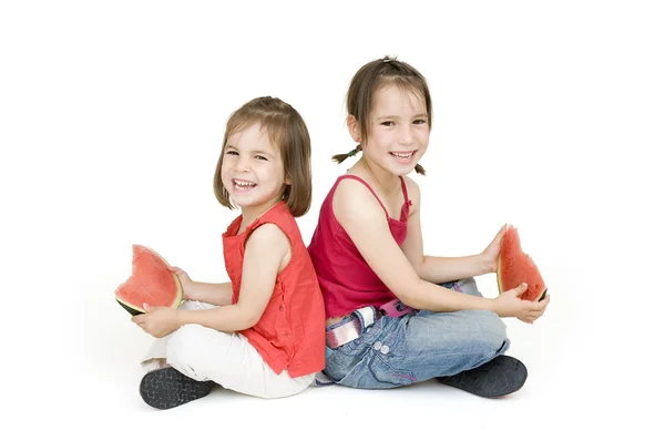 Små flickor äter vattenmelon — Stockfoto